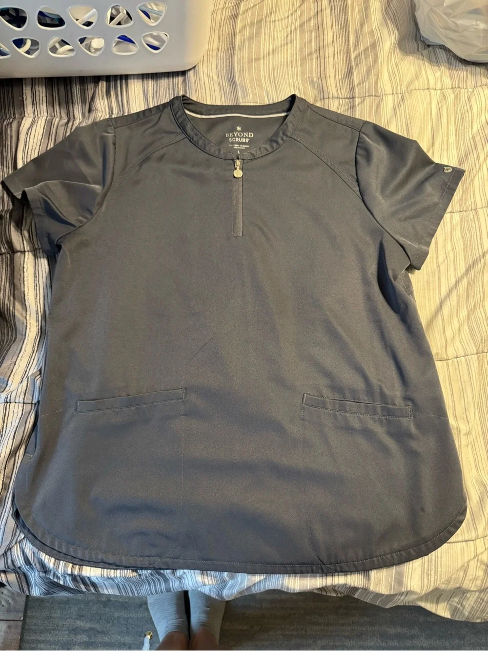 🩷3 women’s scrub top bundle